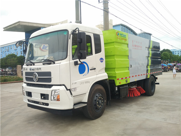 東風(fēng)天錦大型掃路車
